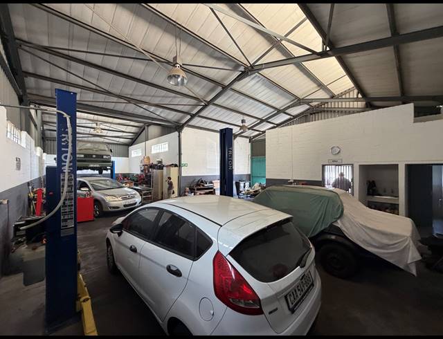 370M² FACTORY TO LET IN STIKLAND INDUSTRIAL